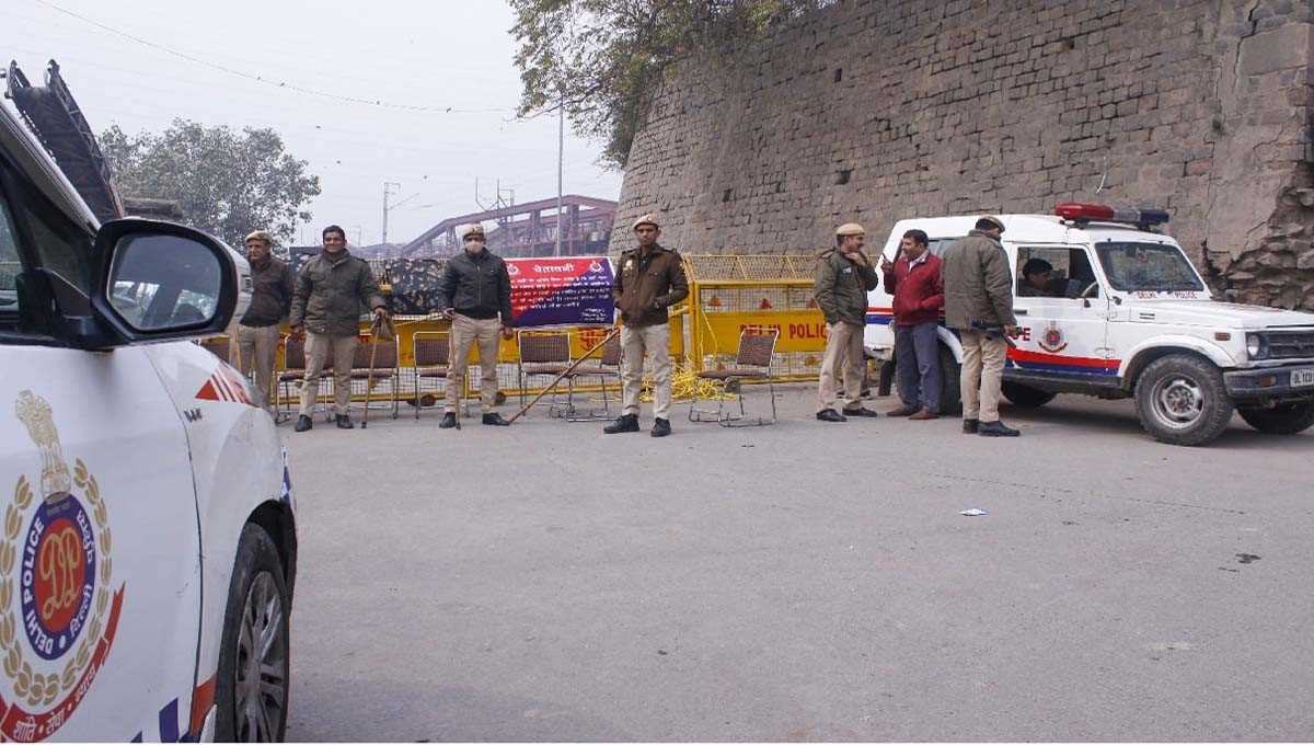 किसानों का विरोध : दिल्ली की सीमाएं सील, यात्रियों के लिए एडवाइजरी जारी